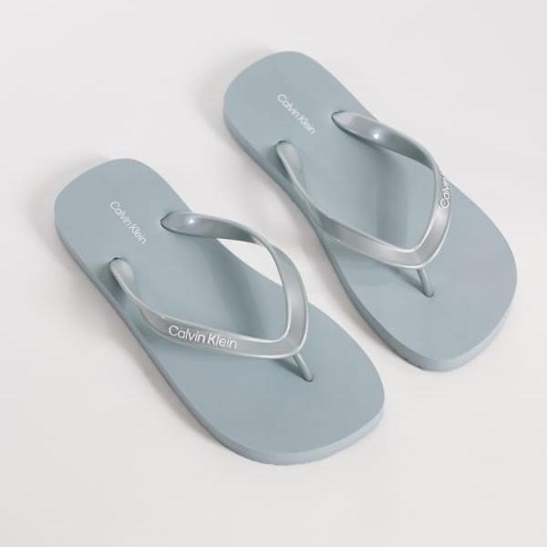 カルバンクライン Calvin Klein カルバン・クライン・ジーンズのメタリックなビーチサンダル（ブルー） 靴 レディース 女性 インポートブランド 小さいサイズから大きいサイズまで