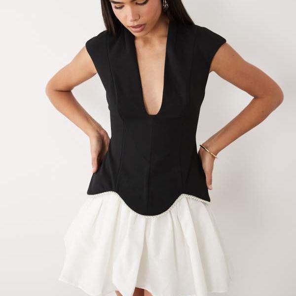 ASOS LUXEのチュールスカートとパールかざり付けるのミニ御召しもの（奥行きのあるVのど首） 衣裳 レディース 亭主もち インポートブランド ごく小さい大きさから大層らしい大きさまで