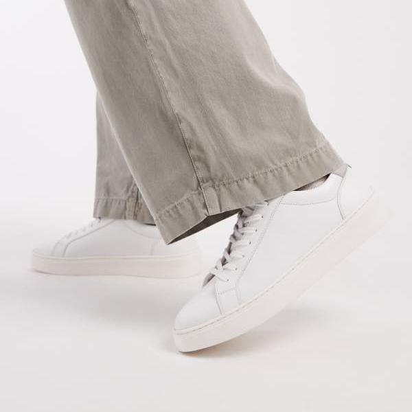 エイソス ASOS asos ASOS DESIGNのレースアップスニーカー（薄墨色のヒールノッチディテール、白いことなめし革） 靴 メンズ 成人男性 インポートブランド 弱められた大きさから馬鹿でかい大きさまで
