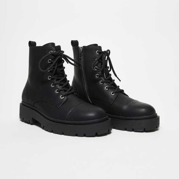 エイソス ASOS asos ASOS DESIGNのブラックのレースアップブーツ。シルバーの金具とクリートソール付き。 靴 メンズ 男性 インポートブランド 小さいサイズから大きいサイズまで