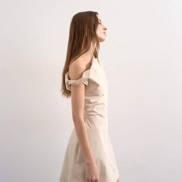 トップショップ Topshop TOPSHOP トップショップのツイストショルダーが特徴的な構造的なミニドレス（オフホワイト） ワンピース レディース 女性 インポートブランド 小さいサイズから大きいサイズまで