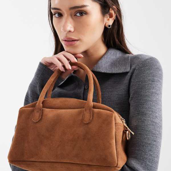 PASQ スモール スエード ボウリングバッグ（クロスボディストラップ付き、タン） 鞄 レディース 女性 インポートブランド