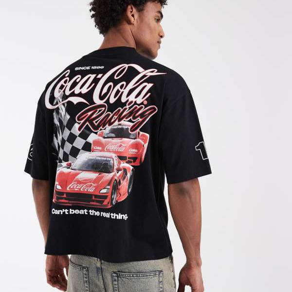 エイソス ASOS asos ASOS DESIGNのオーバーサイズTシャツ、コカ・コーラ柄、ブラック トップス メンズ 男性 インポートブランド 小さいサイズから大きいサイズまで