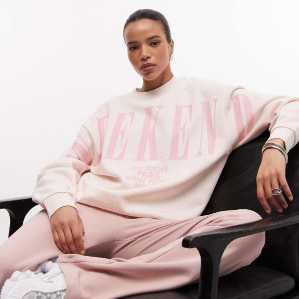 Weekend Collective Icon スウェットシャツ（重ねロゴ入り、トーンピンク） トップス レディース 女性 インポートブランド 小さいサイズから大きいサイズまで