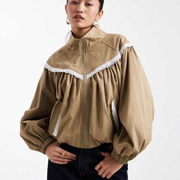 ミスセルフリッジ Miss Selfridge  ミスセルフリッジのレーストリム付きファネルネックトラックジャケット（カーキ） アウター レディース 女性 インポートブランド 小さいサイズから大きいサイズまで