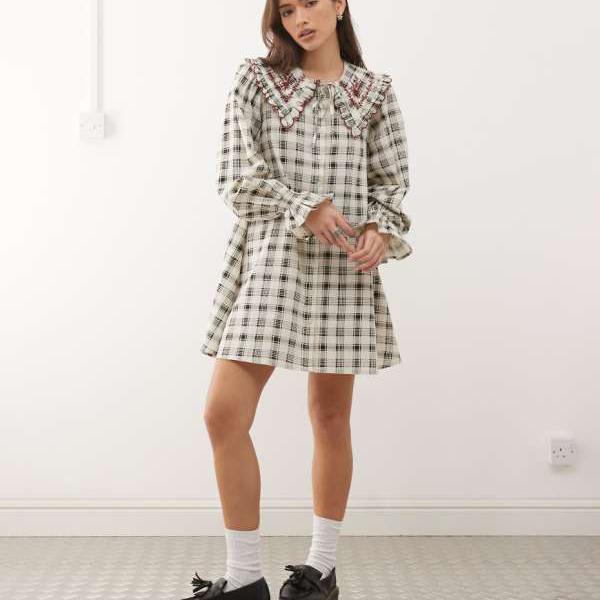 リクレイムドヴィンテージ Reclaimed Vintage オーバーサイズの襟と白黒チェックの刺繍が施された、ヴィンテージのミニシャツドレス。 ワンピース レディース 女性 インポートブランド 小さいサイズから大きいサイズまで