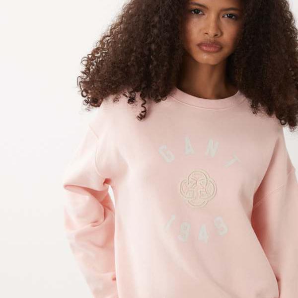 ガント Gant GANTのヴィンテージ風胸ロゴスウェットシャツ（アプリコットピンク） トップス レディース 女性 インポートブランド 小さいサイズから大きいサイズまで
