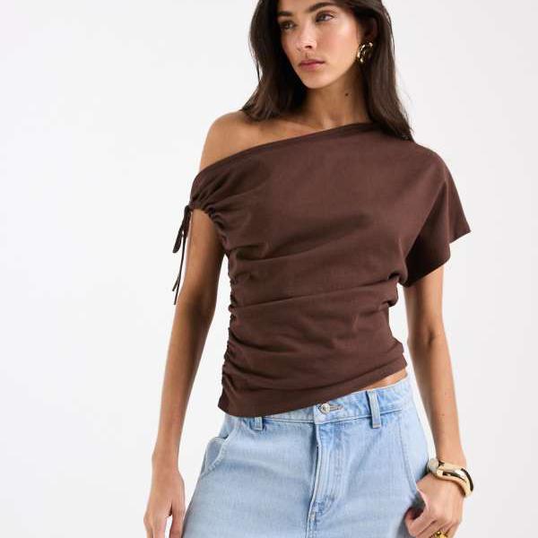 エイソス ASOS asos ASOS DESIGN ギャザー袖、落っこちる肩肉、酉の方角空間的関係が絞られたティーシャツ（黒茶色つや） トップス レディース 亭主もち インポートブランド ごく小さい大きさから大層らしい大きさまで