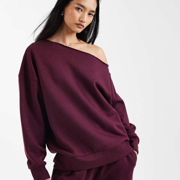 エイソス ASOS asos ASOS DESIGN オフショルダー ブラッシュバック スウェットシャツ（プラム） トップス レディース 女性 インポートブランド 小さいサイズから大きいサイズまで