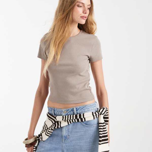 ヴェロモーダ Vero Moda Vero Modaのリブ編みラウンドネックTシャツ（ムーンロックベージュ） トップス レディース 女性 インポートブランド 小さいサイズから大きいサイズまで