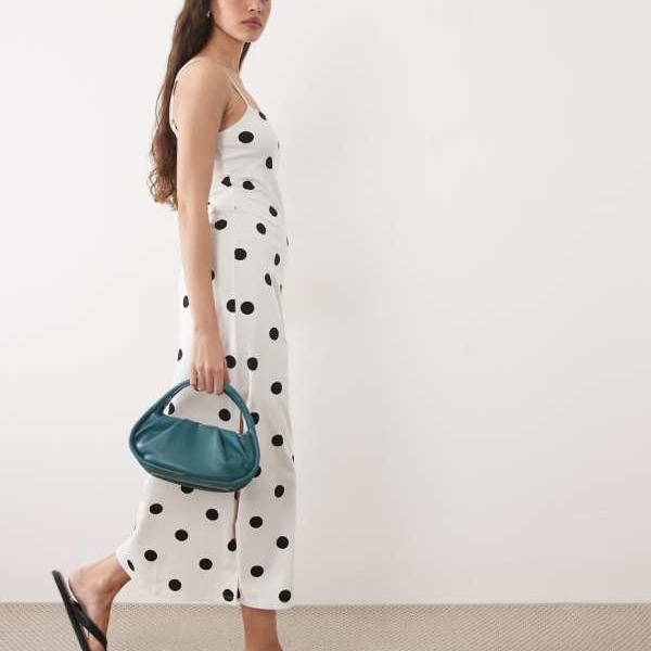 エイソス ASOS asos ASOS DESIGN 姿勢細長い切口入り口・入口キャミソールミディドレス（乳酪市乳と黒の点点柄） 衣装 レディース 成人女性 インポートブランド 弱められた大きさから馬鹿でかい大きさまで