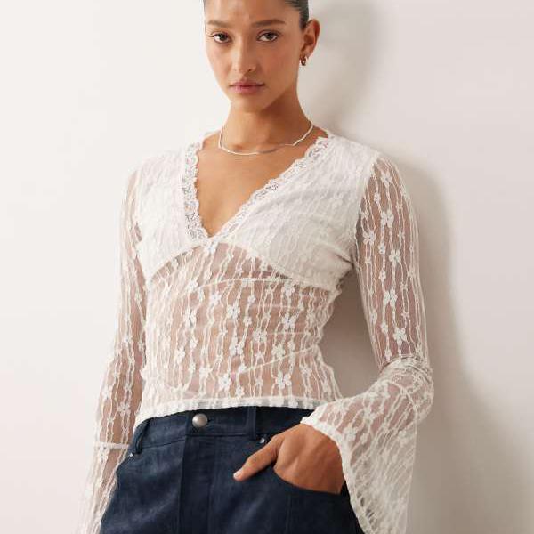 ミスセルフリッジ Miss Selfridge ミスセルフリッジ Vフロント レース トップス（フリルスリーブ、クリーム色） トップス レディース 女性 インポートブランド 小さいサイズから大きいサイズまで