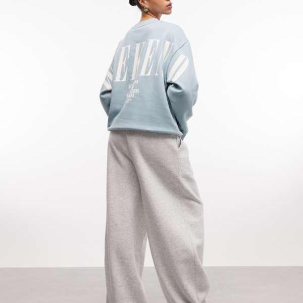 Weekend Collective Icon スウェットシャツ（ダスキーブルー、スタックロゴ入り） トップス レディース 女性 インポートブランド 小さいサイズから大きいサイズまで