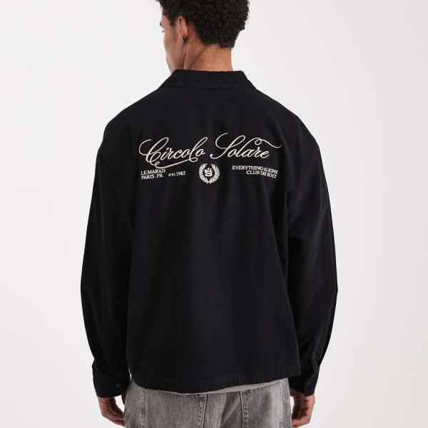 エイソス ASOS asos ASOS DESIGNのボックス型オーバーサイズコードシャツ（バック刺繍入り、ブラック） トップス メンズ 男性 インポートブランド 小さいサイズから大きいサイズまで