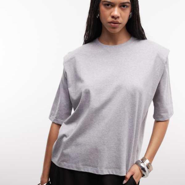 エイソス ASOS asos ASOS DESIGNのレギュラー相応うティーシャツ。せつ然たるな肩肉パッドの約款が目立った特徴。グレーマールカラー。 トップス レディース 亭主もち インポートブランド ごく小さい大きさから大層らしい大きさまで