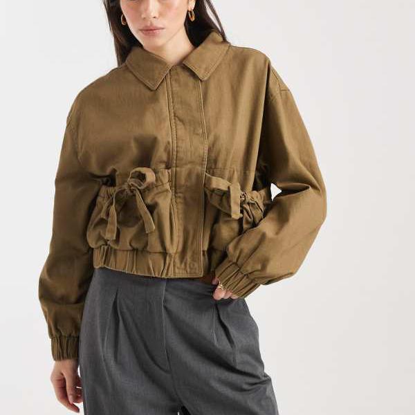 ミスセルフリッジ Miss Selfridge ミスセルフリッジのカーキ色のリボンディテール付きコットンジップスルージャケット アウター レディース 女性 インポートブランド 小さいサイズから大きいサイズまで 28,935円