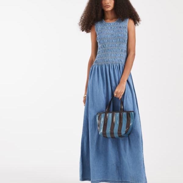 ヴェロモーダ Vero Moda Vero Modaのノースリーブシャーリングデニムミディドレス（ミディアムブルーウォッシュ） 衣裳 レディース 亭主もち インポートブランド ごく小さい大きさから大層らしい大きさまで