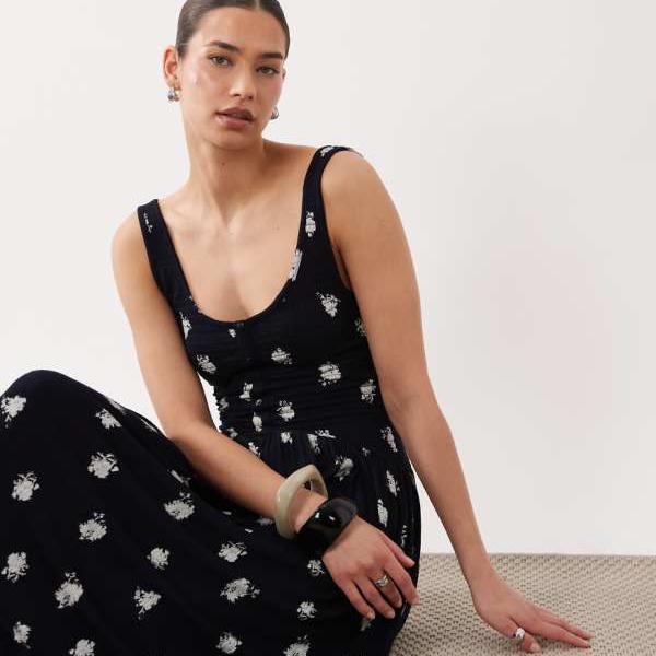 エイソス ASOS asos ASOS DESIGNのクリンクルボタン付き添い人midi御召しもの、一本調子の小花柄刷り上げる 衣装 レディース 成人女性 インポートブランド 弱められた大きさから馬鹿でかい大きさまで