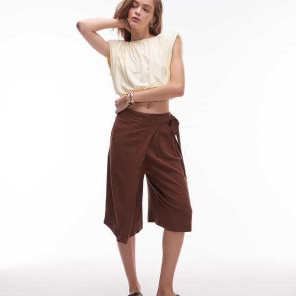 エイソス ASOS asos ASOS DESIGN リネンブレンド ラップフロント バミューダショーツ（チョコレート） パンツ ボトム レディース 女性 インポートブランド 小さいサイズから大きいサイズまで