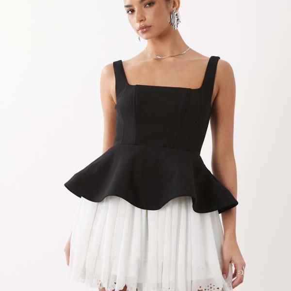 ASOS LUXEの刺しゅうスコート付き添い人ミニ御召しもの（黒と白） 衣裳 レディース 亭主もち インポートブランド ごく小さい大きさから大層らしい大きさまで