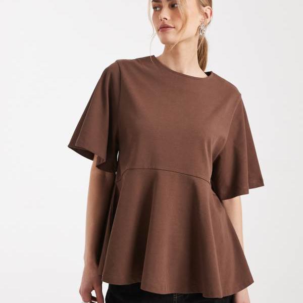 エイソス ASOS asos ASOS DESIGNの、誇張された袖とペプラム裾が特徴のチョコレート色のオーバーサイズTシャツ トップス レディース 女性 インポートブランド 小さいサイズから大きいサイズまで 10,604円