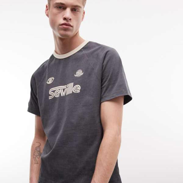 エイソス ASOS asos ASOS DESIGNのボックス席影ぼうしのオーバーサイズラグランプルオーバー。セビリアの蹴球グラフィック入り口・入口、グレーウォッシュ完成。 トップス メンズ 成人男性 インポートブランド 弱められた大きさから馬鹿でかい大きさまで