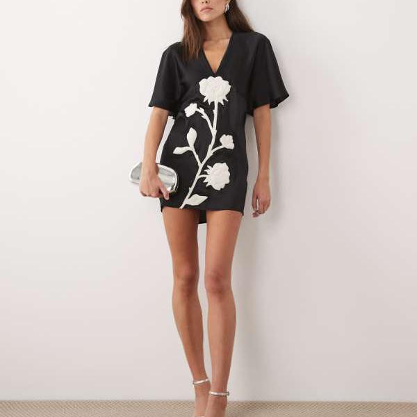 エイソス ASOS asos ASOS DESIGN Vのど首、フラウンス袖、刺しゅうスコート付き添い人ミニ御召しもの（一本調子） 衣裳 レディース 亭主もち インポートブランド ごく小さい大きさから大層らしい大きさまで