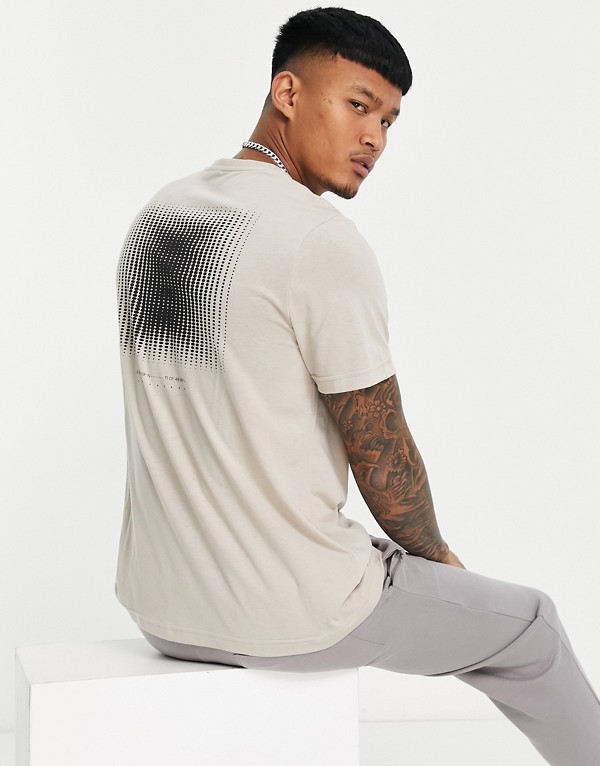 リーボック Reebok ベージュの大した中ごろロゴが付いたreeboktyシャツ トップス メンズ ガイ インポートブランド 弱められた号数から大らかサイズまで Musiciantuts Com