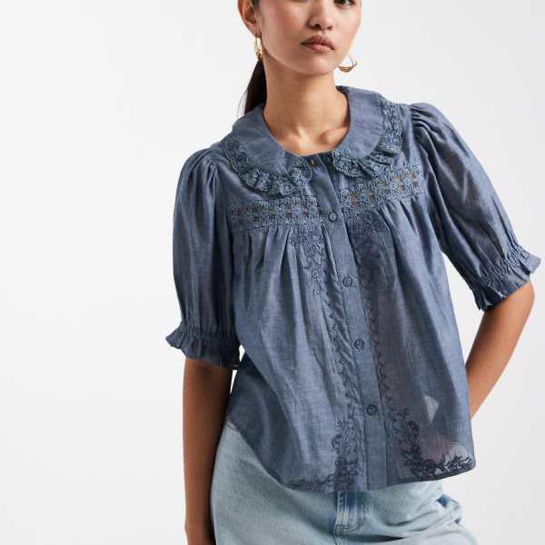 ミスセルフリッジ Miss Selfridge ミス・セルフリッジのシャンブレー素材のピーターカラーブラウス(レースディテール、ミッドウォッシュ) トップス レディース 女性 インポートブランド 小さいサイズから大きいサイズまで|セレクトショップ Diva Closet