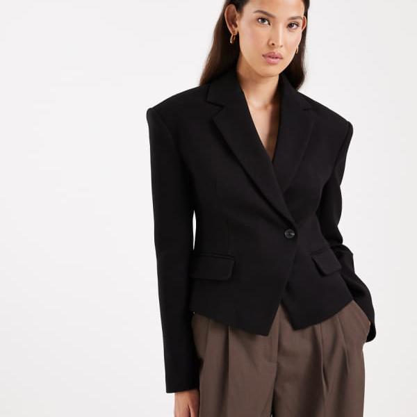 エイソス ASOS asos ASOS DESIGN テーラード構造のウエスト絞りクロップドブレザー(ブラック) アウター レディース 女性 インポートブランド 小さいサイズから大きいサイズまで