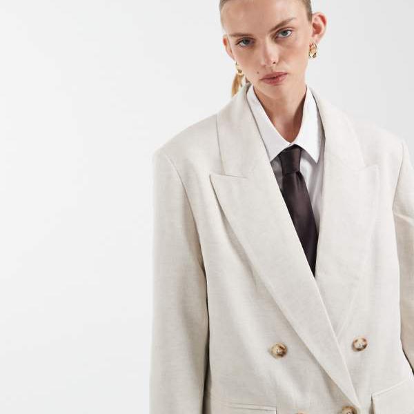 エイソス ASOS asos ASOS DESIGN ナチュラルカラーのリネン素材を使用したテーラードダブルブレストブレザー アウター レディース 女性 インポートブランド 小さいサイズから大きいサイズまで