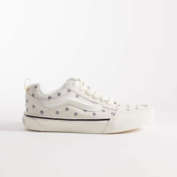 ヴァンズ Vans VANS バンズ 花の刺しゅうが施された真っ白いVans Knu Skool調教師 靴 レディース お上さん インポートブランド 小っちゃい大いさから馬鹿でかい大いさまで