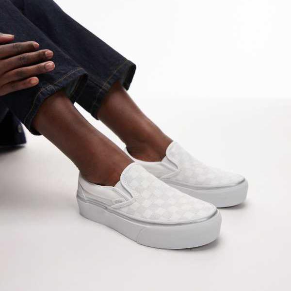 ヴァンズ Vans VANS バンズ シルバーとホワイトメタリックのVansクラシックプラットフォームスリッポントレーナー 靴 レディース 女性 インポートブランド 小さいサイズから大きいサイズまで
