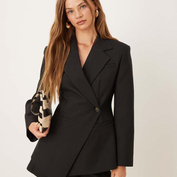 エイソス ASOS asos ASOS DESIGNの黒いことのカットアウェイヘムのテーラードウエストブレザー アウター レディース 成人女性 インポートブランド 弱められた大きさから馬鹿でかい大きさまで