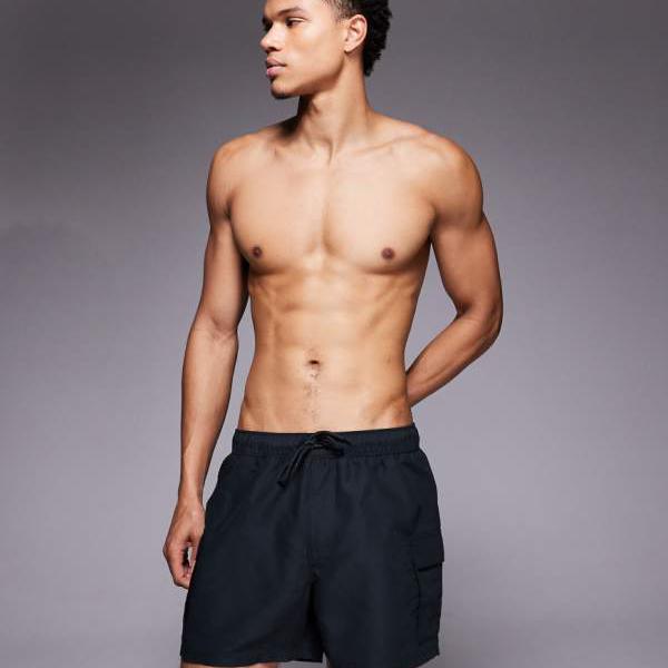 エイソス ASOS asos ASOS DESIGNのショート丈スイムショーツ（カーゴポケット付き、ブラック） 水着 メンズ 男性 インポートブランド 小さいサイズから大きいサイズまで｜セレクトショップ　Diva　Closet