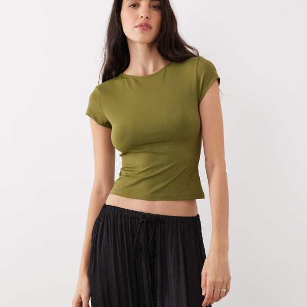 エイソス ASOS asos ASOS DESIGN ポリアミド製スリンキーベビーTシャツ(カーキ) トップス レディース 女性 インポートブランド 小さいサイズから大きいサイズまで