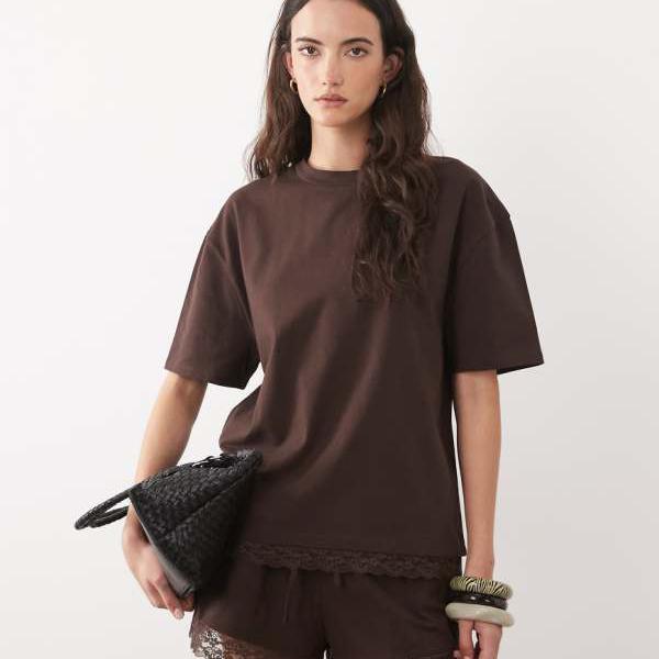 エイソス ASOS asos ASOS DESIGN コットン製オーバーサイズTシャツセットアップ（レース裾、チョコレートカラー） トップス レディース 女性 インポートブランド 小さいサイズから大きいサイズまで