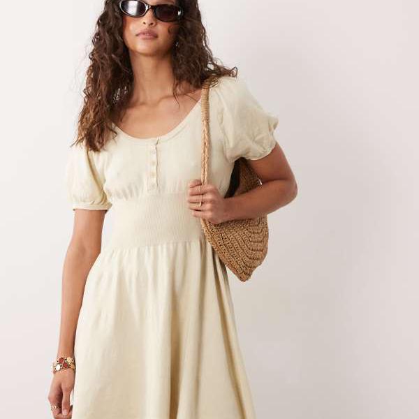 ミスセルフリッジ Miss Selfridge ミス・セルフリッジのニットフィット＆フレアミニドレス（オートミール色） ワンピース レディース 女性 インポートブランド 小さいサイズから大きいサイズまで