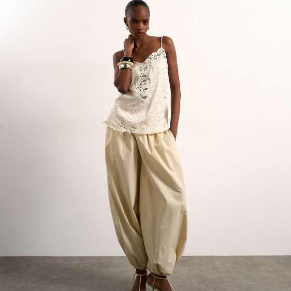 トップショップ Topshop TOPSHOP トップショップのクリンクルサテントップ（レースインサート付き、アイボリー） トップス レディース 女性 インポートブランド 小さいサイズから大きいサイズまで