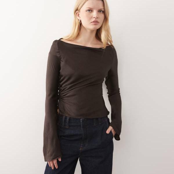 モンキ Monki モンキのクリンクルサテンの長袖ボートネックトップス（ダークチョコレートブラウン） トップス レディース 女性 インポートブランド 小さいサイズから大きいサイズまで