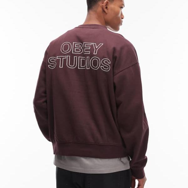 オベイ Obey Obey Studiosの、うしろ側に刷り上げるが施された、色褪せたボックス席影ぼうしのトレーナー（バーガンディ色） トップス メンズ 成人男性 インポートブランド たわい無い大きさから気が大きい大きさまで