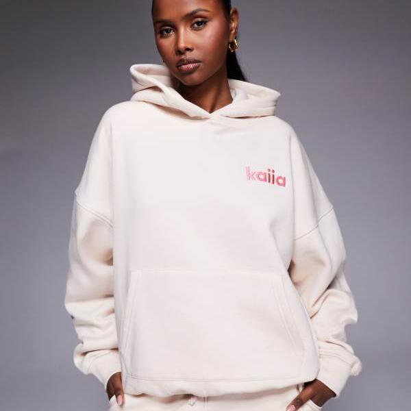 Kaiia 刺繍ロゴ スイートハート ステッカー バックグラフィック オーバーサイズ パーカー コーデ クリーム トップス レディース 女性 インポートブランド 小さいサイズから大きいサイズまで