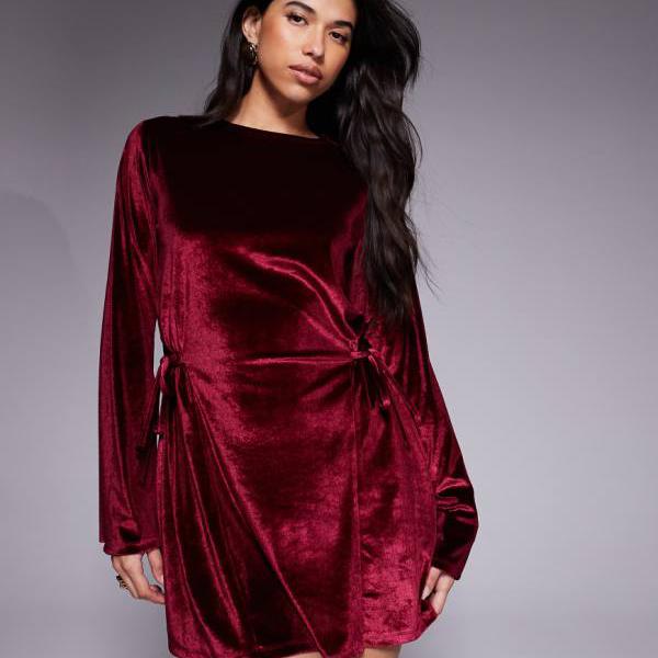 エイソス ASOS asos ASOS DESIGN ベルベットコード ミニドレス（フレアスリーブ、タイディテール、バーガンディ） ワンピース レディース 女性 インポートブランド 小さいサイズから大きいサイズまで