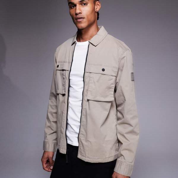 リバーアイランド  River Island RIVER ISLAND リバーアイランドのライトウェイトバッジディテールジップオーバーシャツ（ともし火石ころ） トップス メンズ 成人男性 インポートブランド 弱められた大いさから途轍も無い大いさまで メンズファッション-カジュアルシャツ-トップス