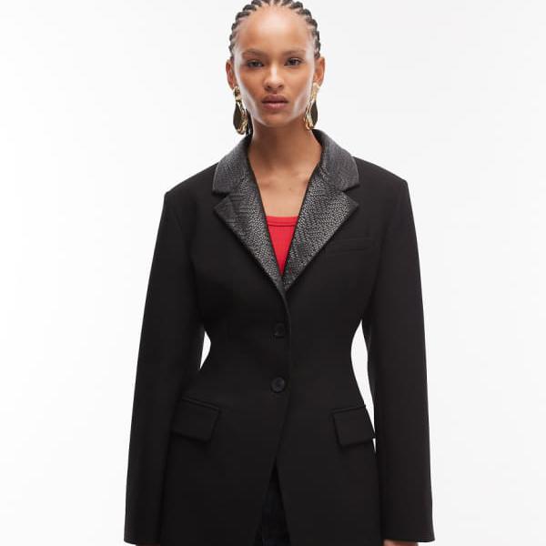 エイソス ASOS asos ASOS DESIGNのテーラードシンチウエストブレザー（フェイクレザーのラペル付き、ブラック） アウター レディース 女性 インポートブランド 小さいサイズから大きいサイズまで