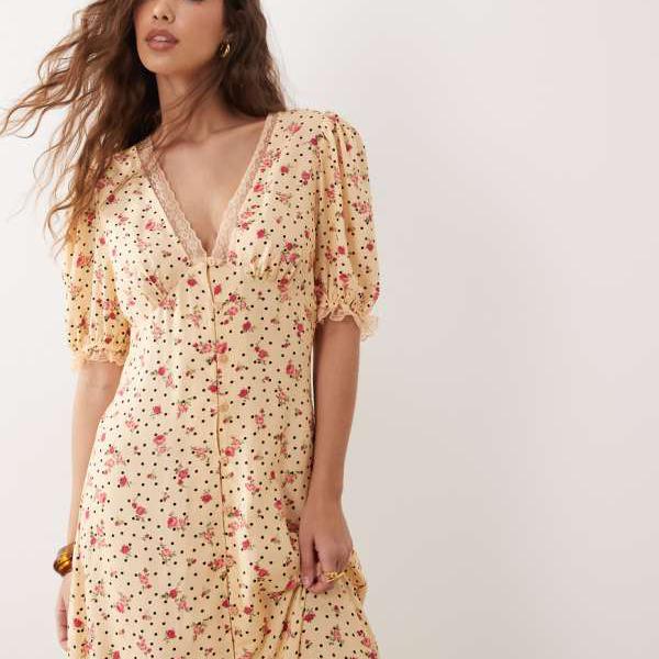 ミスセルフリッジ Miss Selfridge  ミス・セルフリッジのレーストリム付きボタン留めマキシドレス、イエローの小花柄プリント ワンピース レディース 女性 インポートブランド 小さいサイズから大きいサイズまで