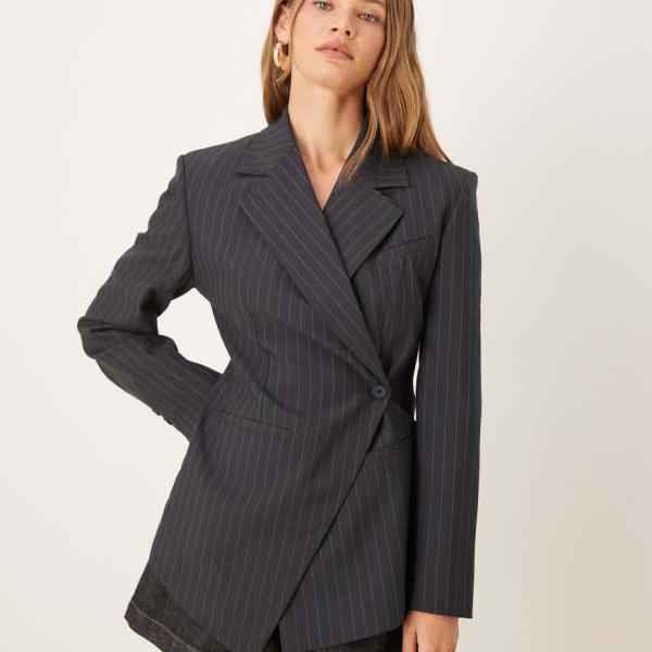 エイソス ASOS asos ASOS DESIGNのネイビーのピンストライプのカットアウェイヘムのテーラードウエストブレザー アウター レディース 女性 インポートブランド 小さいサイズから大きいサイズまで