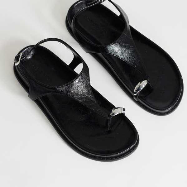 トップショップ Topshop TOPSHOP トップショップ エルシー ハードウェアフットベッドサンダル（ブラック） 靴 レディース 女性 インポートブランド 小さいサイズから大きいサイズまで｜セレクトショップ　Diva　Closet