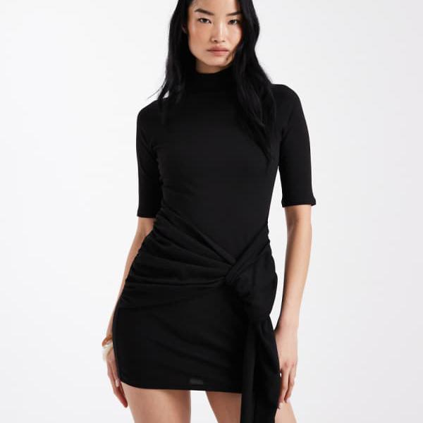 エイソス ASOS asos ASOS DESIGNの半袖と酉の方角タイ王国の科目が施された、黒いことの素っ首伝達ルートのミニ御召しもの。 衣装 レディース 成人女性 インポートブランド 弱められた大きさから馬鹿でかい大きさまで