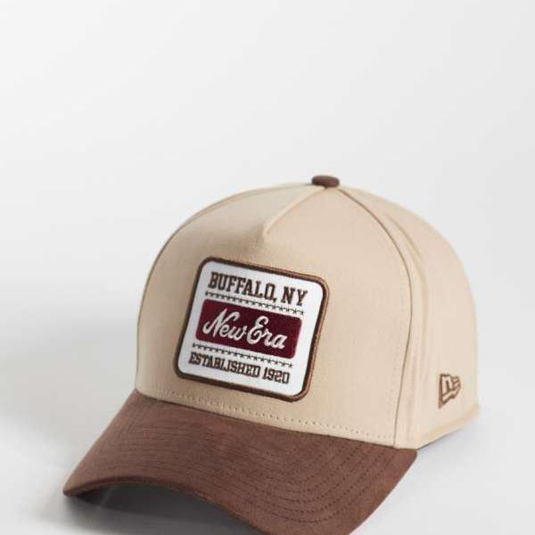 ニューエラ New Era NEW ERA ニューエラのロゴパッチ付きキャップ、スエードのコントラストバイザー付き、ブラウン 帽子 レディース 女性 インポートブランド